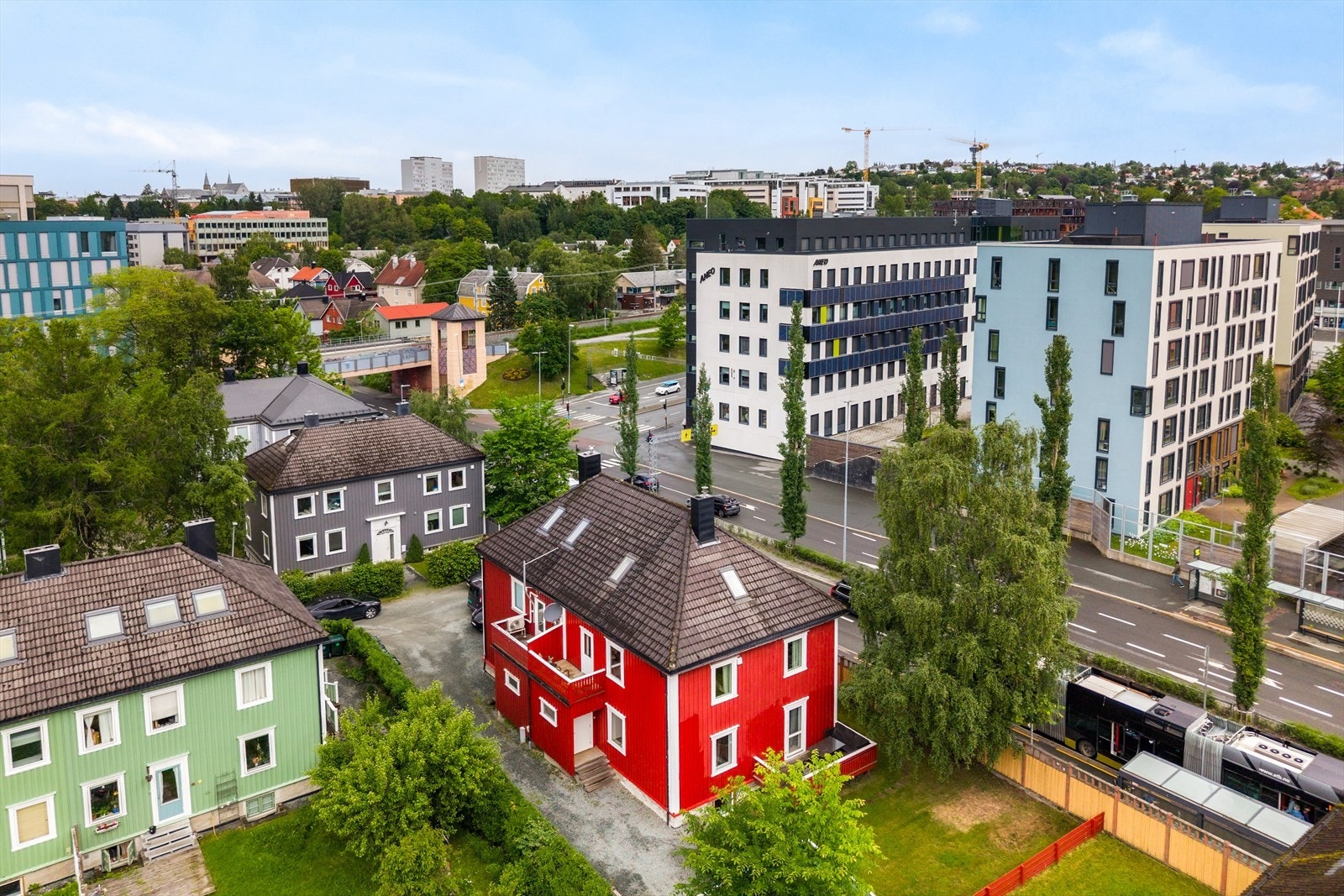 Velkommen til Holtermanns veg 23 og denne lnnbydende selveierleiligheten over to plan med attraktiv beliggenhet! (Foto Max Stenberg, Grattis Foto). Galleribilde