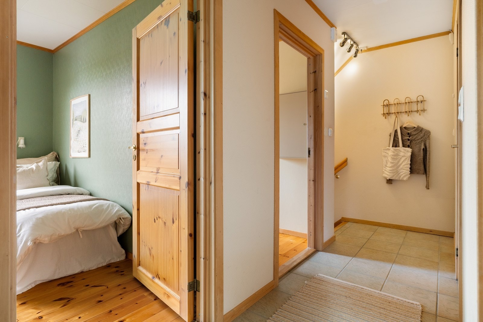 Fra trappeoppgang og entre har man direkte inngang til to soverom, bad og stue. Galleribilde