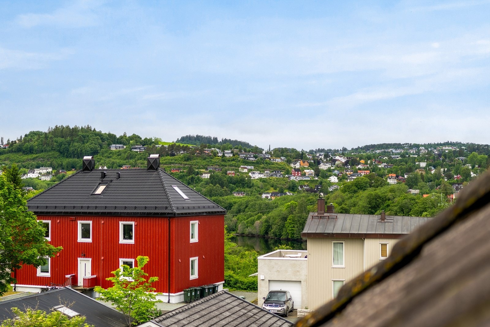 Upåklagelig utsikt mot Nidelva og Breidablikk fra soveromsvindu. Galleribilde