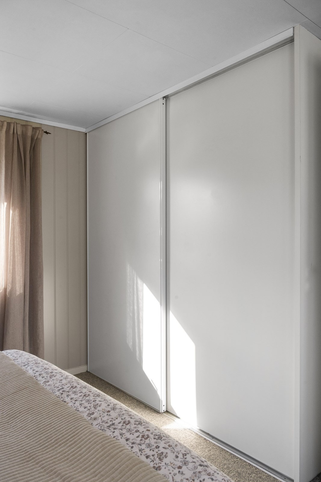 God oppbevaringsplass i stor og praktisk skyvedørsgarderobe. Galleribilde