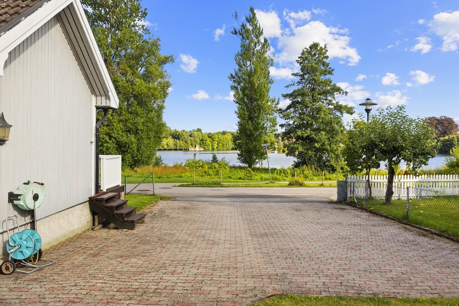 Hageområdet egner seg svært godt for barnefamilier, med god plass til aktiviteter Galleribilde