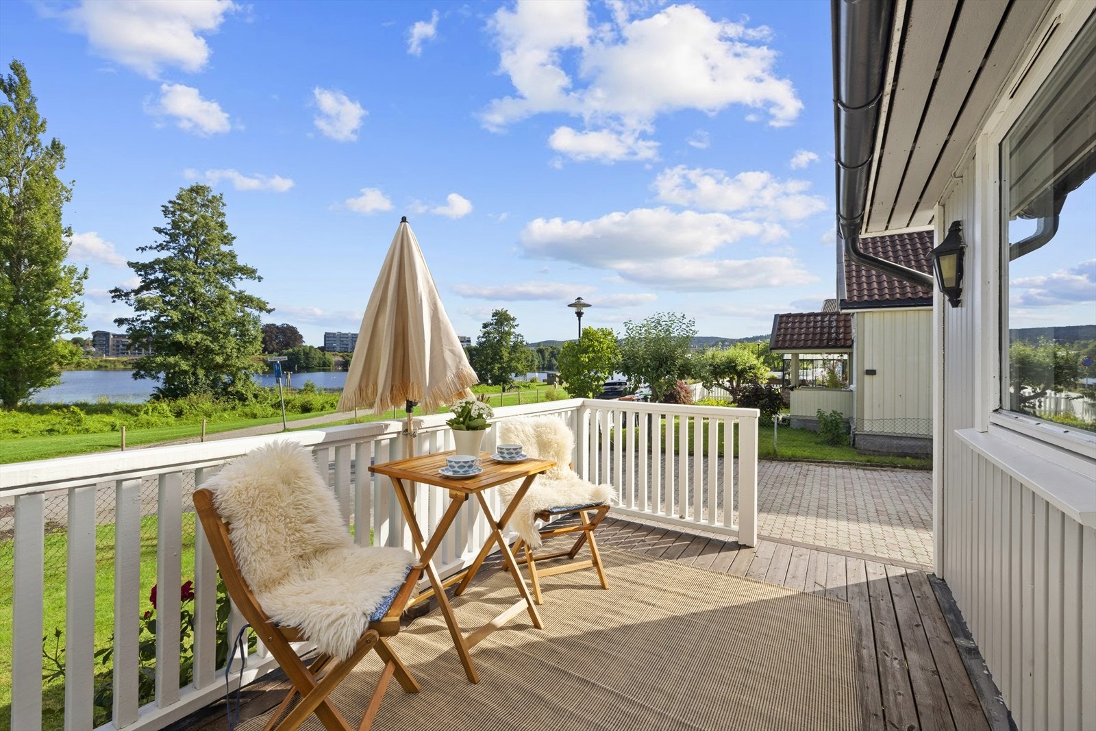 Solrik veranda med god plass til sittegruppe Galleribilde