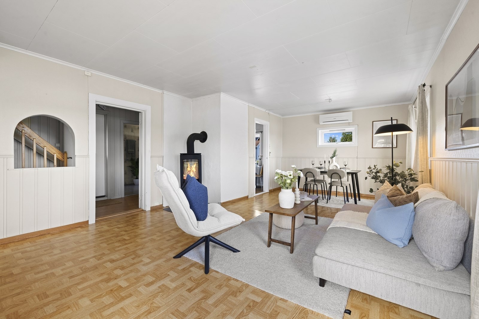 Varmepumpe og nyere peisovn med glassfelt gir god varme og hyggelig stemning til boligens hovedetasje Galleribilde