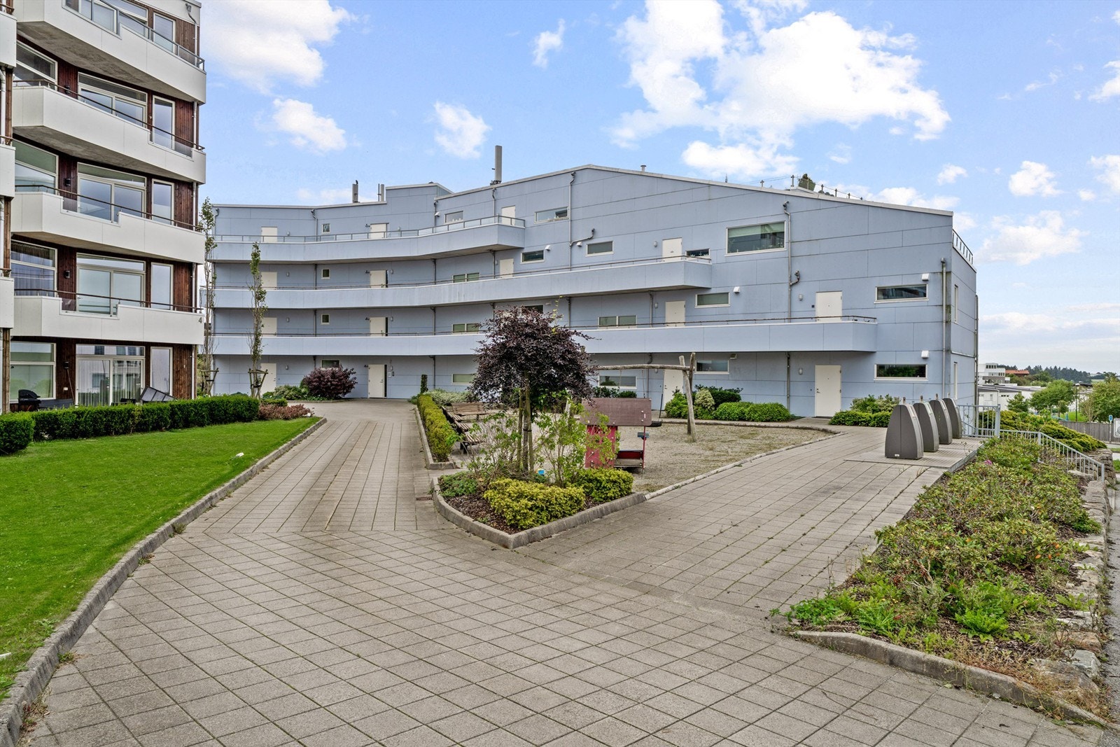 Kjerrberg Terrasse ligger i et attraktivt og rolig boligområde på Skadberg, med kort avstand til det du trenger i hverdagen. Det er gode kollektivforbindelser, med bussholdeplass i umiddelbar nærhet. Galleribilde