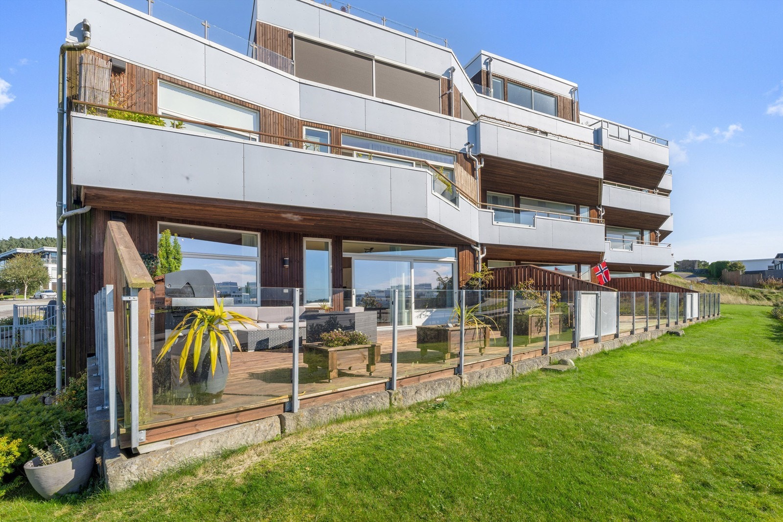 Velkommen til Kjerrberg terrasse 2, presenteres av Dardan Shabi v/Eiendomsmegler Krogsveen. Foto: Nordbø Foto Galleribilde