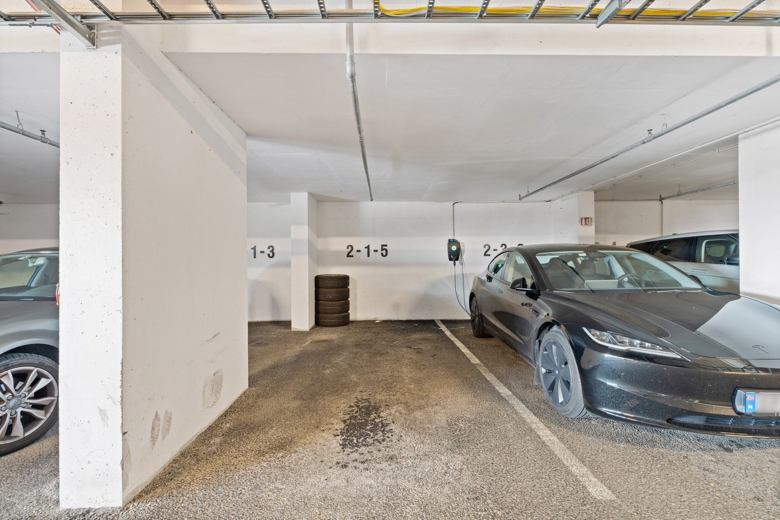 Fast biloppstillingsplass i lukket garasjeanlegg. Galleribilde