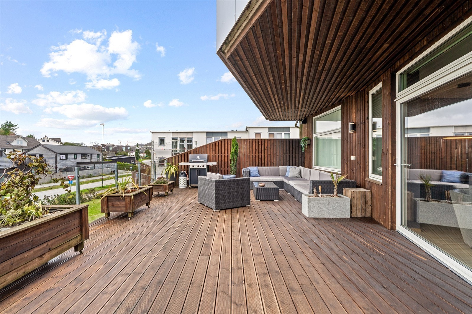 Romslig terrasse på ca. 45 kvm med gode solforhold fra ca. kl 11:00 - 22:00 på sommerstid. Foto: Nordbø Foto Galleribilde