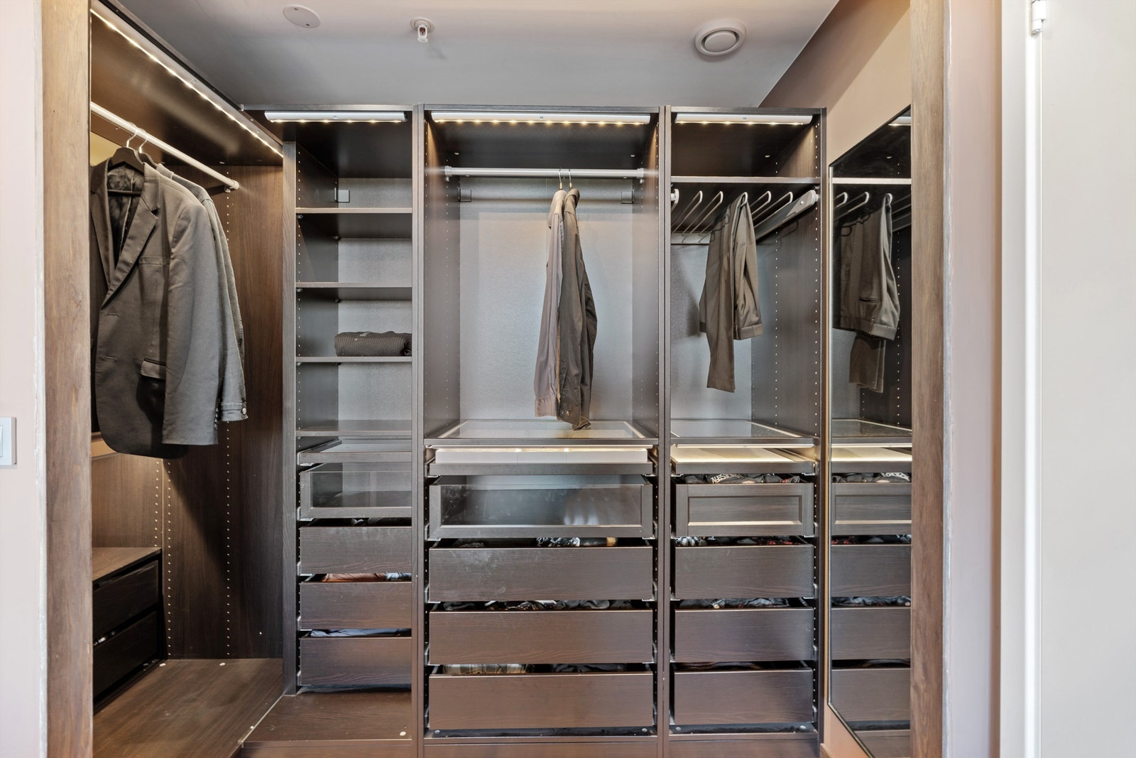 I tilknytning til soverom er det walk-in closet (opprinnelig en bod og det er ikke byggesøkt/omsøkt for varig opphold). Galleribilde