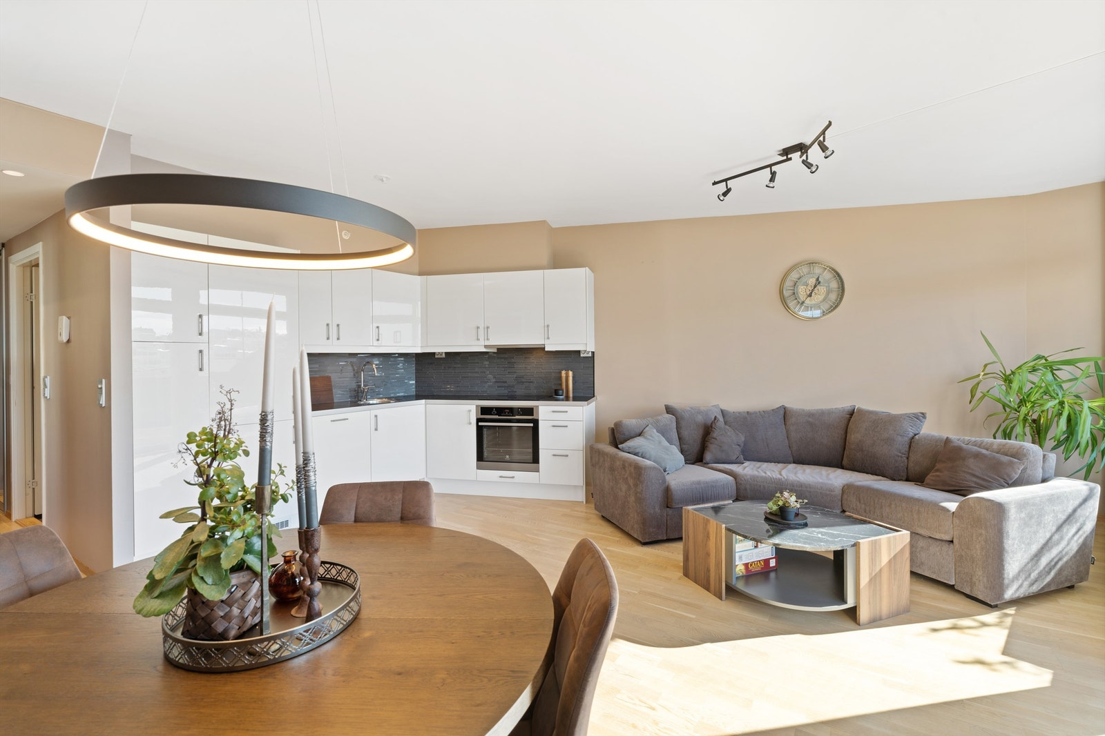 For øvrig parkett på gulv og balansert ventilasjon. Galleribilde