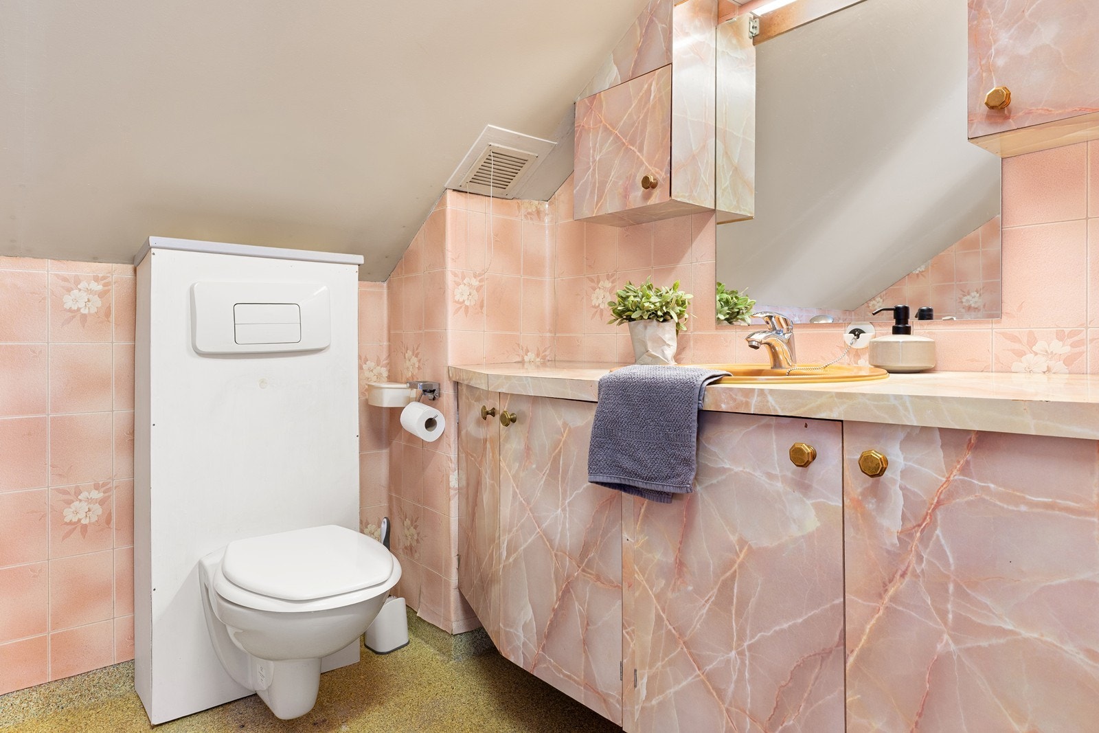 Badet fremstår med eldre standard, og renovering bør påregnes Galleribilde