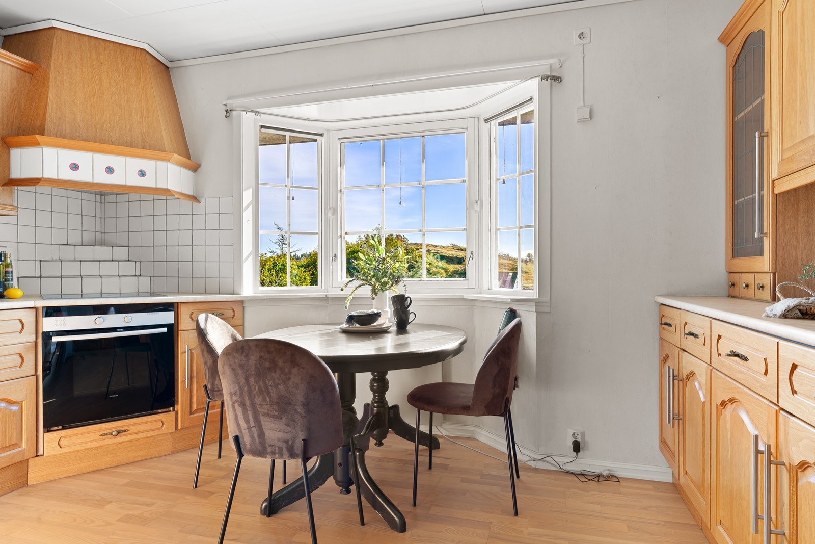 Romslig kjøkken med plass til kjøkkenbord, perfekt for både morgenkaffen og familiens hverdagsmåltider Galleribilde