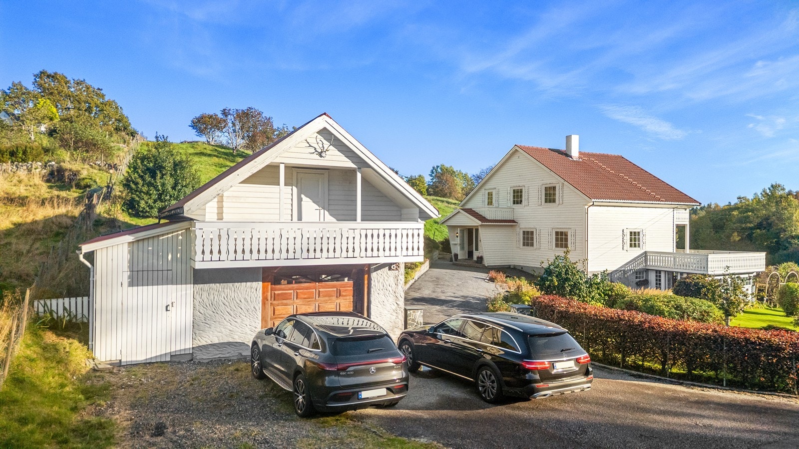 Gode parkeringsmuligheter på egen eiendom med plass til én bil i garasje samt flere utvendige parkeringsplasser Galleribilde