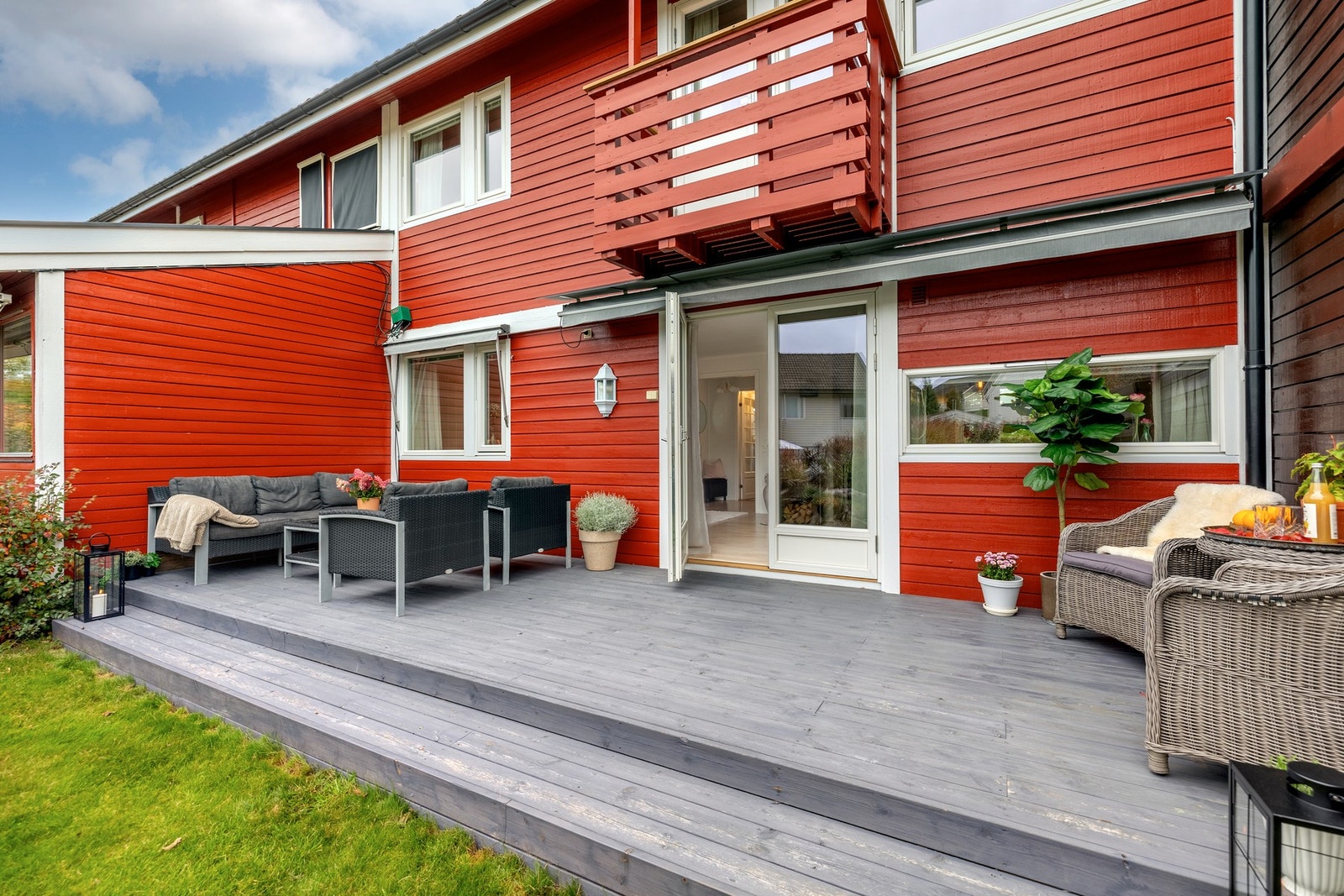 Fra stuen er det utgang til en romslig sydvest terrasse på ca. 18 kvm. Galleribilde