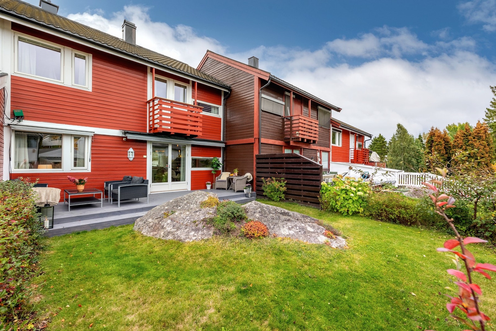 Rekkehuset har solrike uteplasser på begge sider. Galleribilde