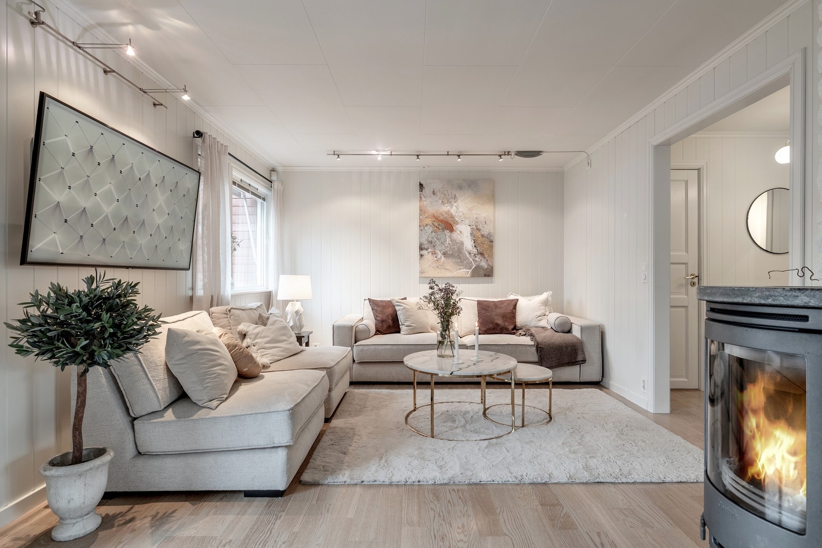 Stuen er luftig og innbydende, og ligger i en dels åpen løsning mot kjøkkenet. Galleribilde