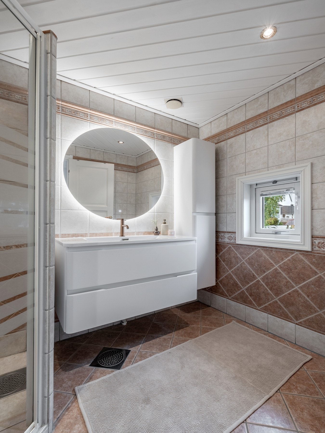 Badet ligger er utstyrt med flislagte vegger- og gulv, varmekabler og downlights. Galleribilde