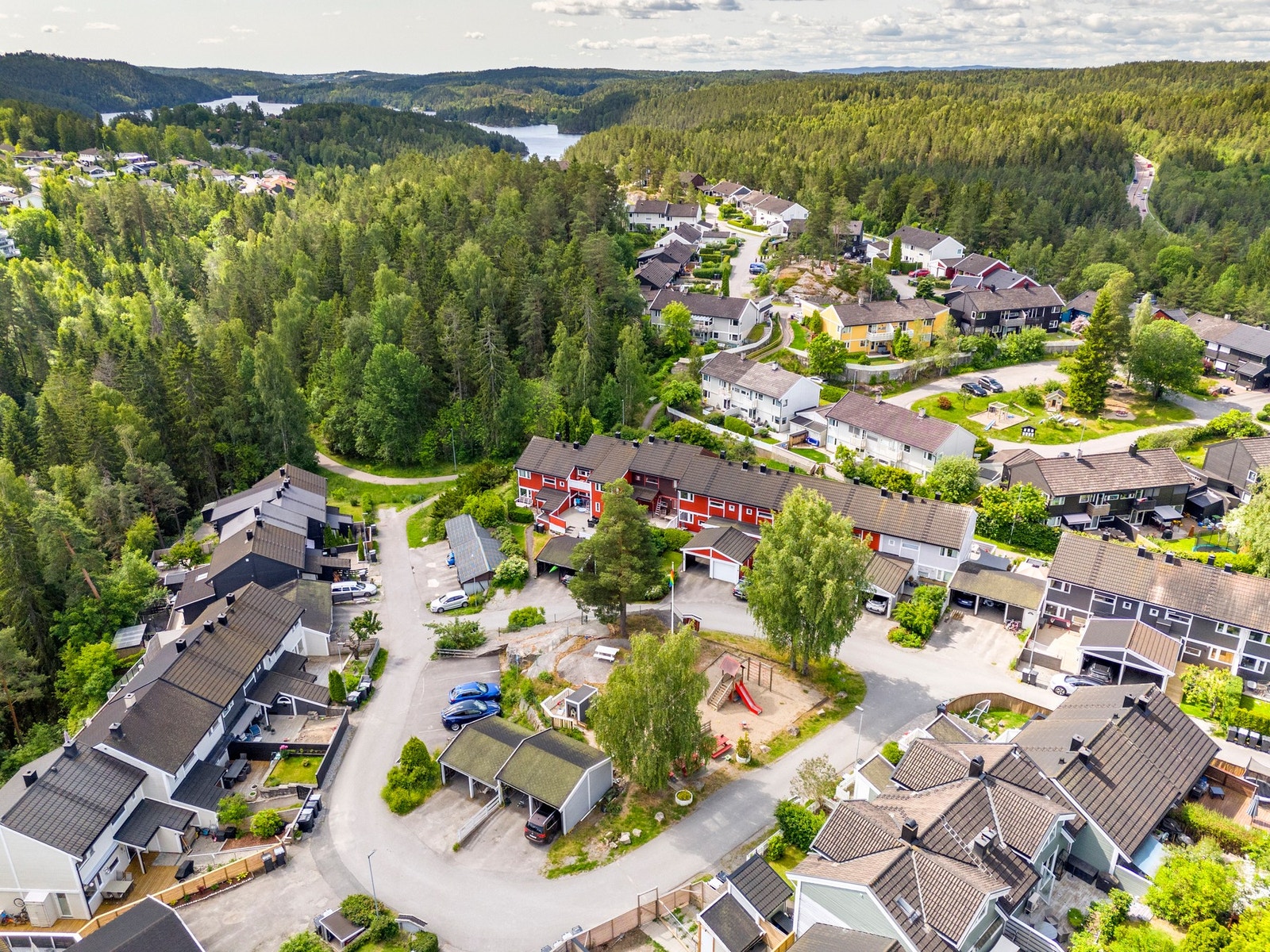 Eiendommen ligger naturnært, barnevennlig og attraktivt til. Galleribilde