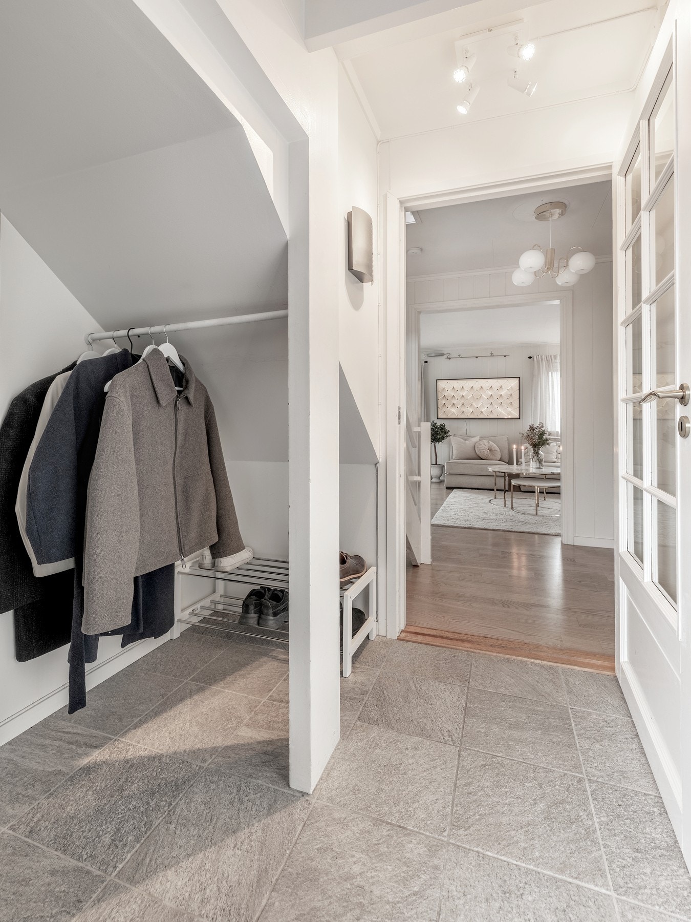 Her er det plass til garderobeløsning i en nisje under trappen. Galleribilde