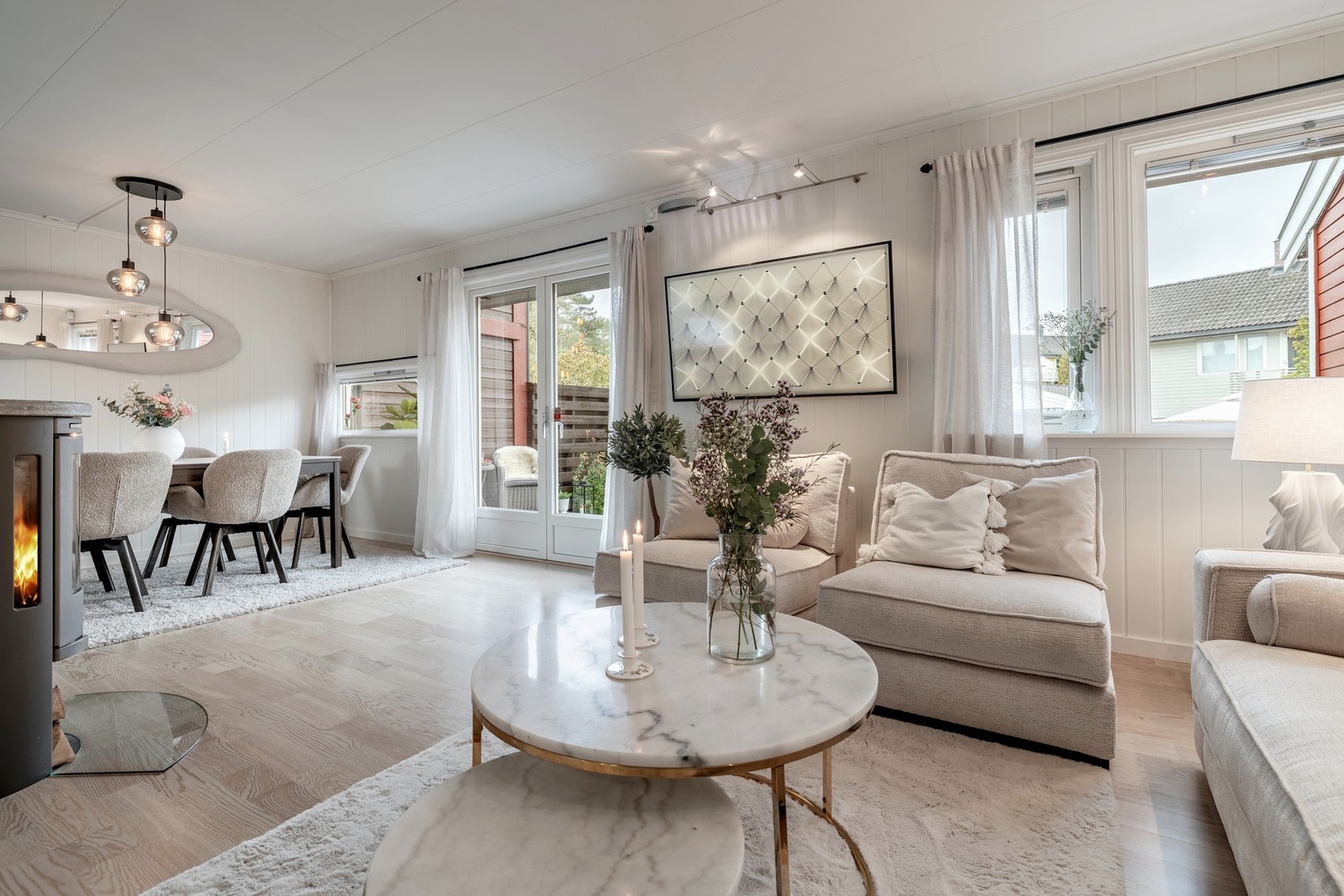 Dagslyset som strømmer inn via store vinduer gjenspeiles fint i de lyse overflatene. Galleribilde
