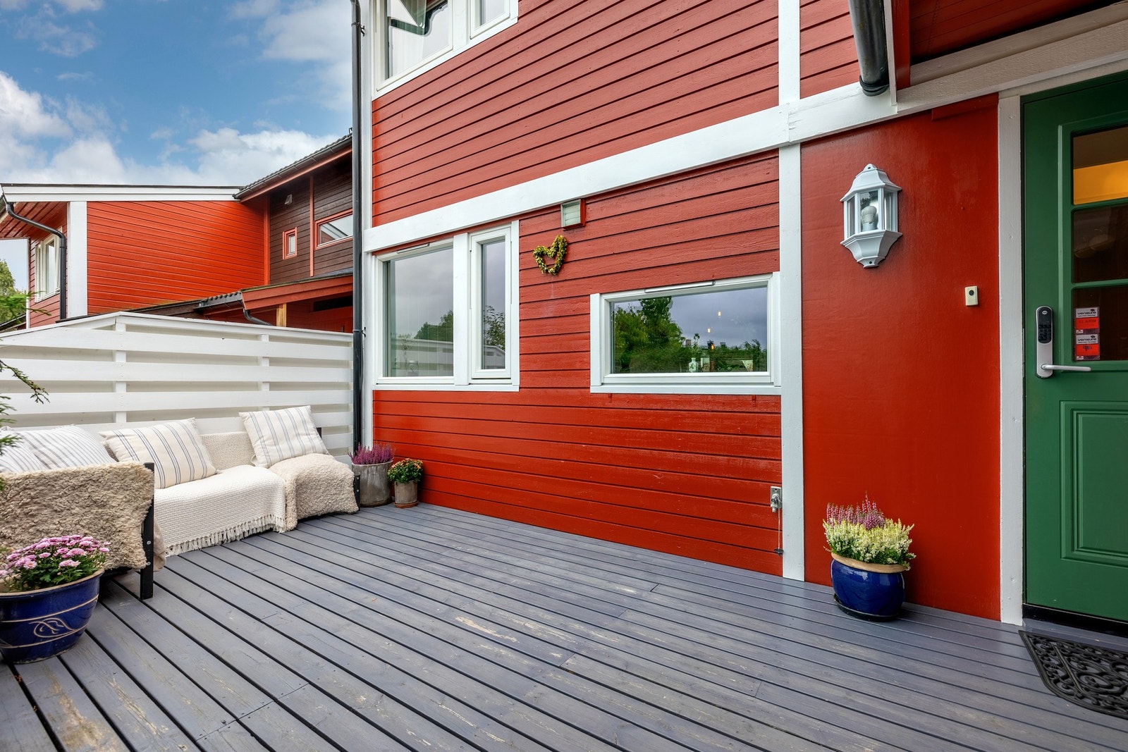 Ved inngangspartiet ønskes du velkommen av en hyggelig nordøst terrasse på ca. 13 kvm som gir et innbydende førsteinntrykk av boligen. Galleribilde