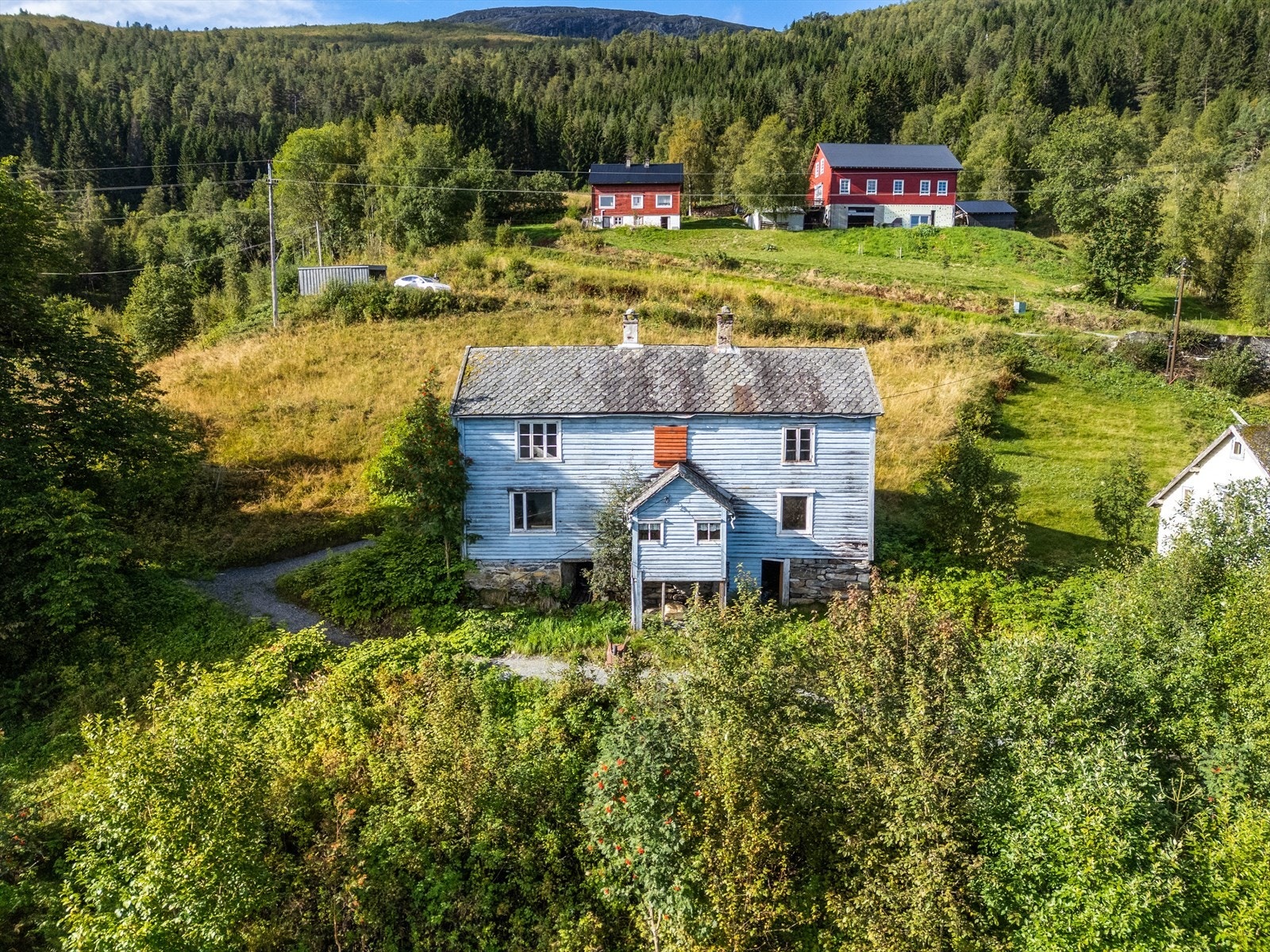 Eiendommen har fiske- og jaktrettigheter, hvor hjortejakt er av størst verdi. Galleribilde