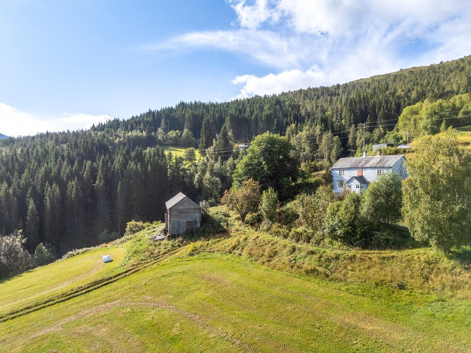 Eiendommen består av våningshus, driftsbygning, garasje, fulldyrket areal på over 35 daa og et stort skogsområde med produktivt areal på 360 daa. I tillegg har man stølseiendom på Kviting. Galleribilde