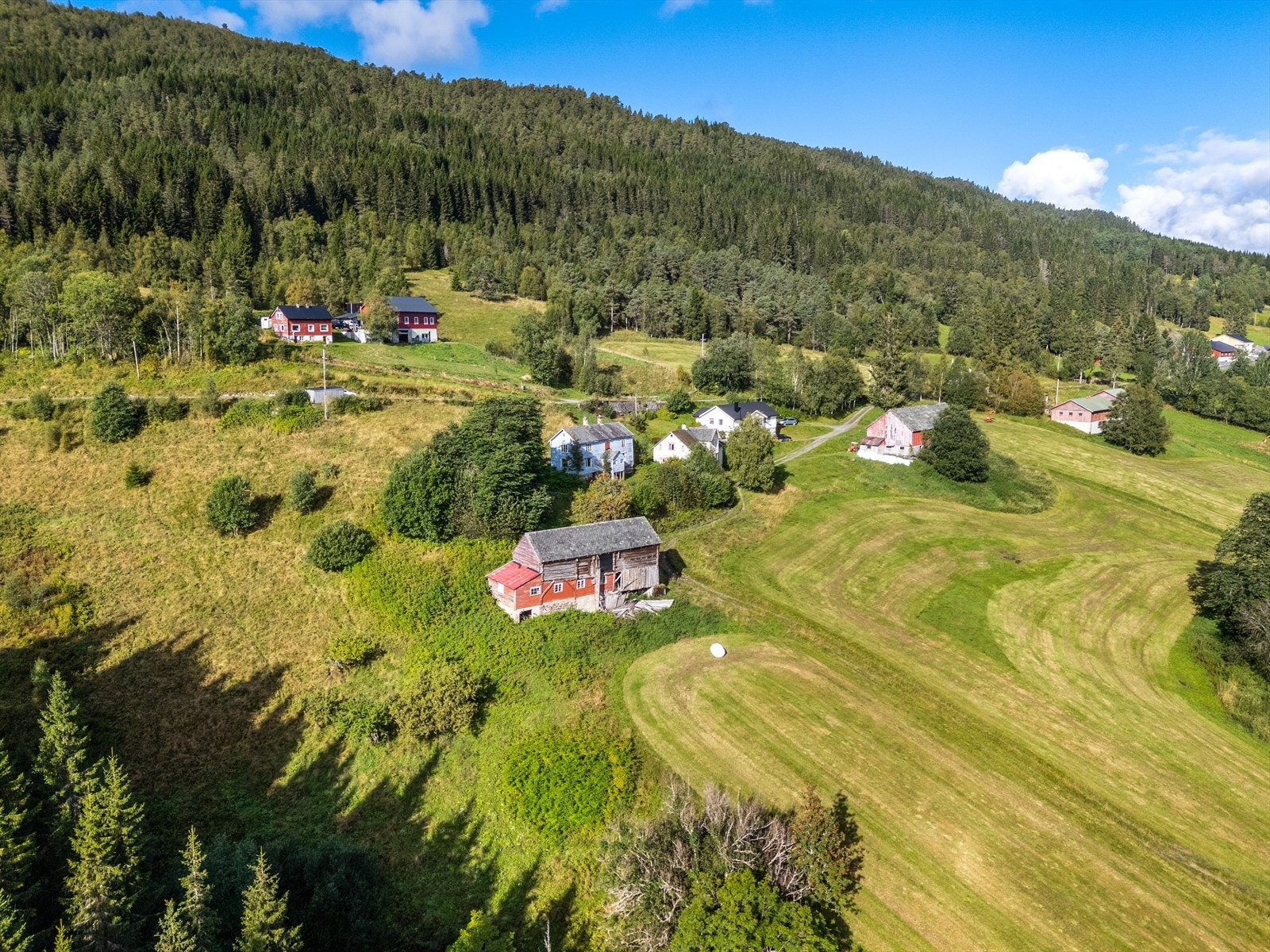 Landbrukseiendom med fin beliggenhet på Tillung, på vestsiden av Bordalen, ca. 8 km fra Voss sentrum. Galleribilde