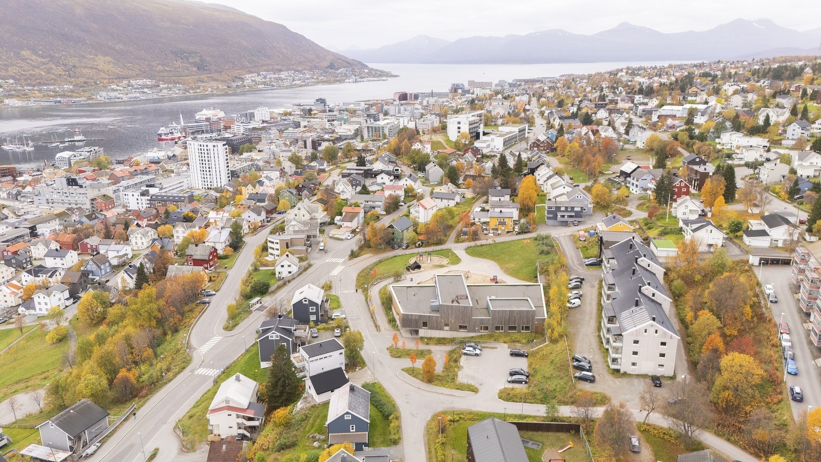 Gangavstand til skoler, dagligvarehandler og sentrums mange tilbud. Galleribilde