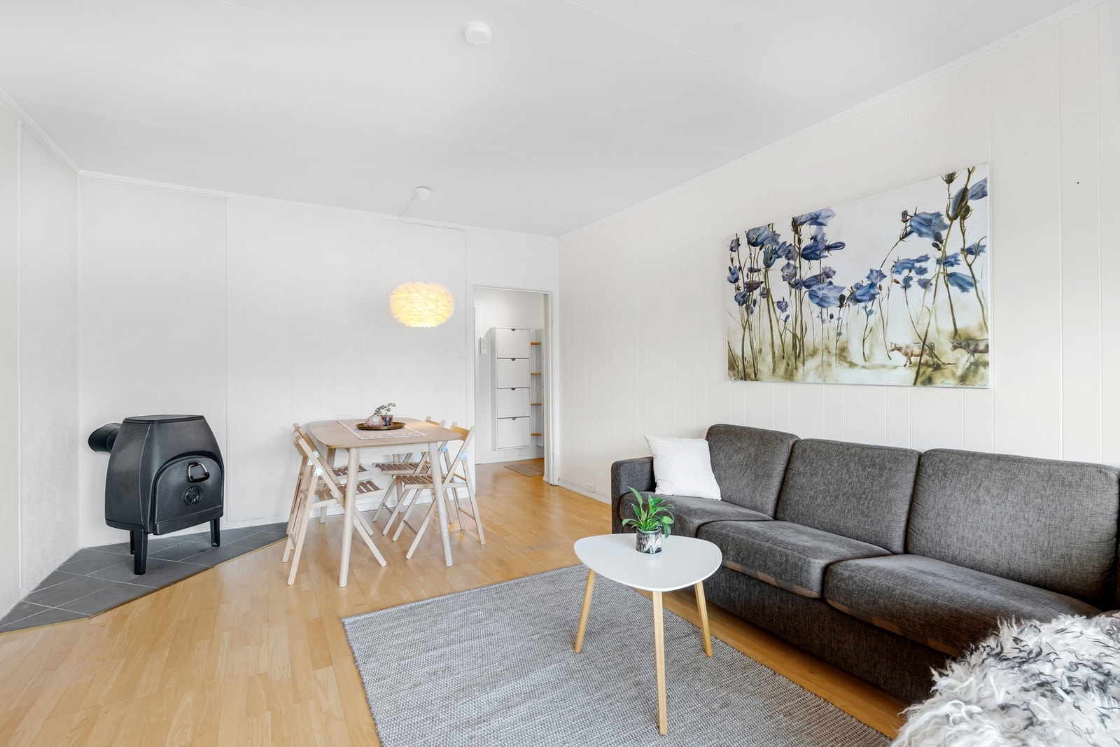 Rom for flere soner i stuen, som også kommer med peisovn. Galleribilde