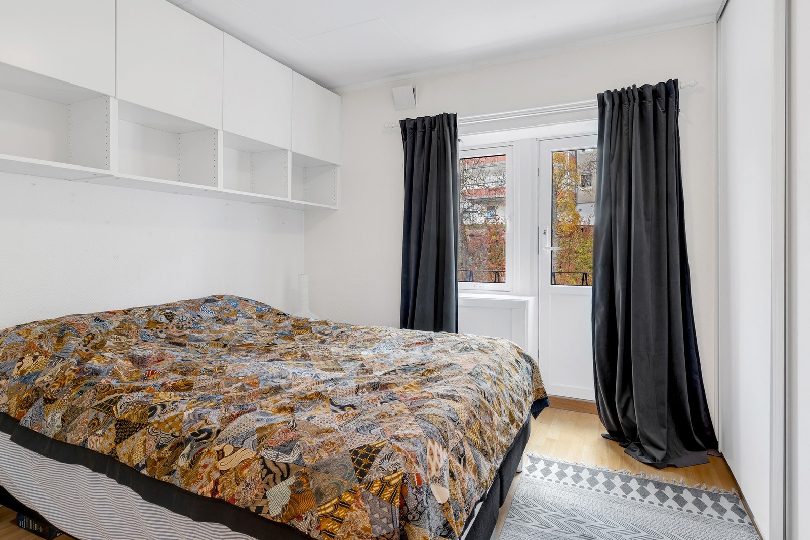 Soverom med skyvedørsgarderobe og fransk balkong. Galleribilde
