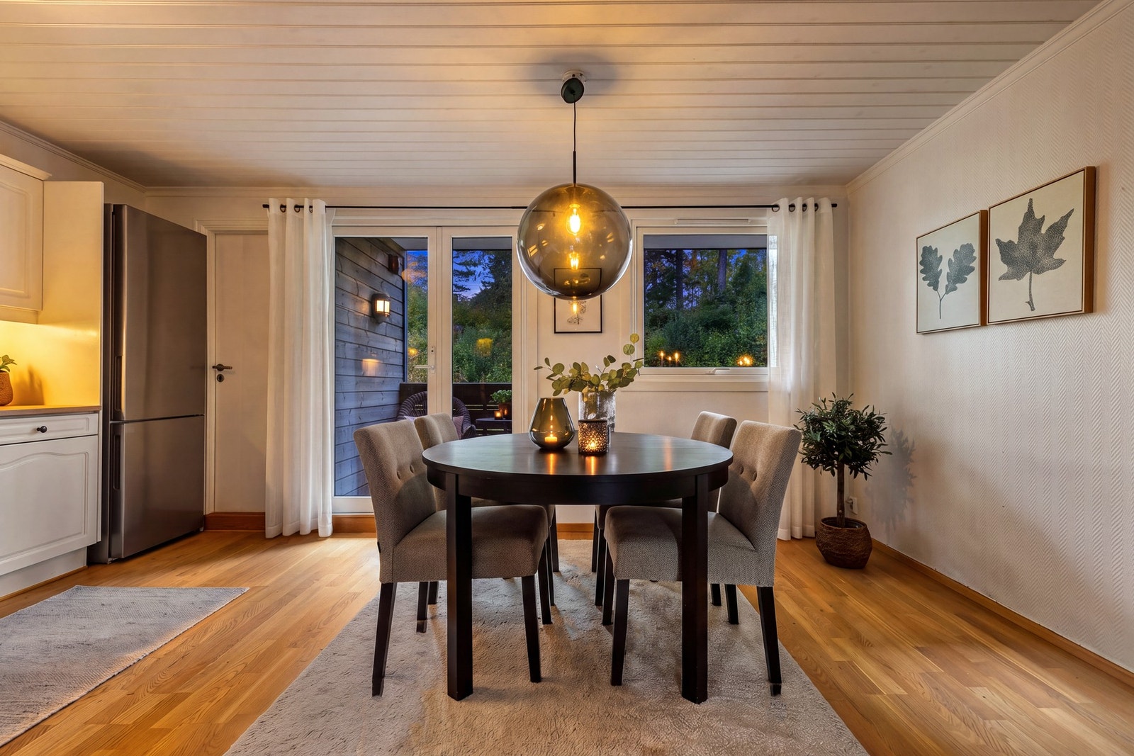 På kjøkkenet er det også god plass til et spisebord. Galleribilde