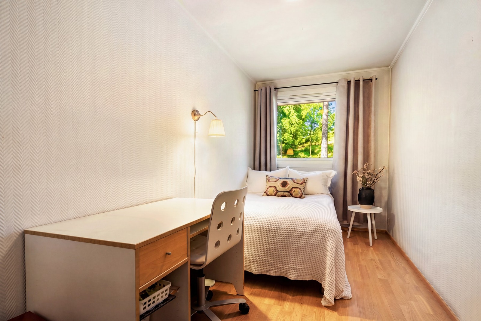Soverom 2 har plass til seng og skrivepult, og passer godt som barnerom, gjesterom eller hjemmekontor - alt etter behov. Galleribilde