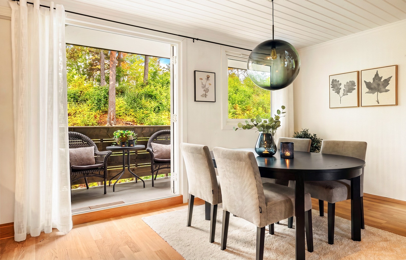 Her har vi gleden av å presentere en lys og gjennomgående 3-roms leilighet med en familievennlig planløsning, to solrike uteplasser og en attraktiv beliggenhet på Haslum. Galleribilde