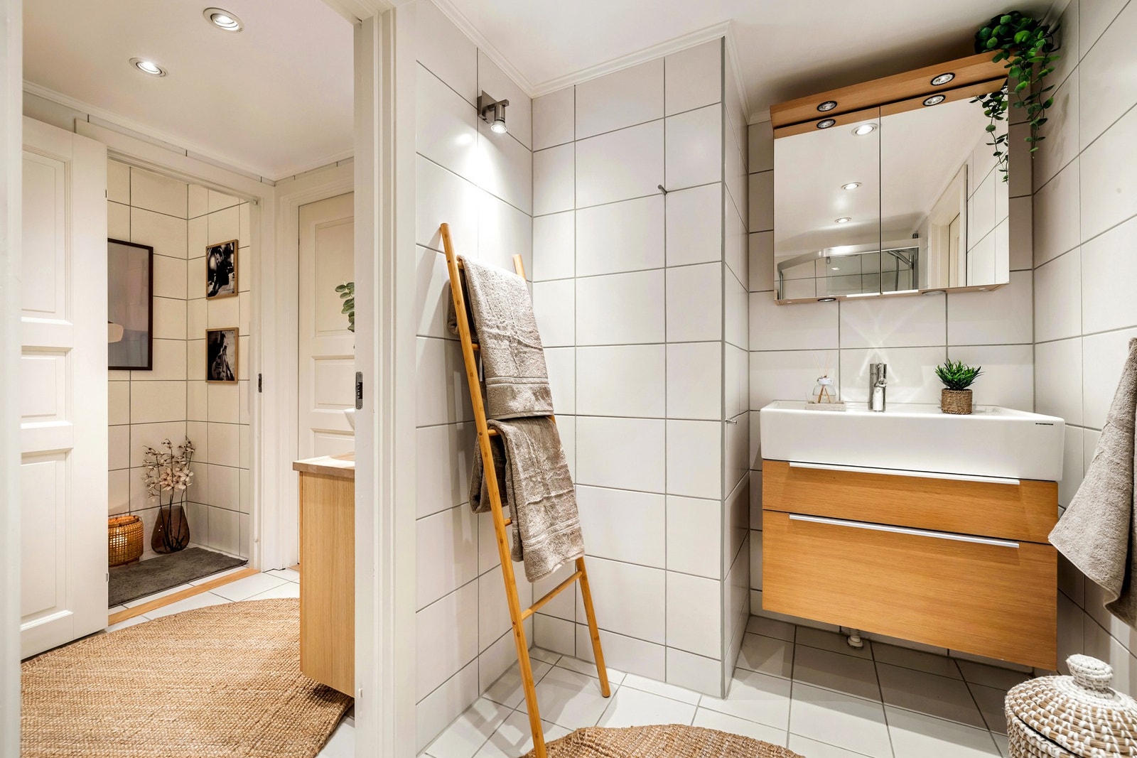 Badet er praktisk utformet og delt inn i tre soner med bad, vaskerom og separat toalett. Galleribilde