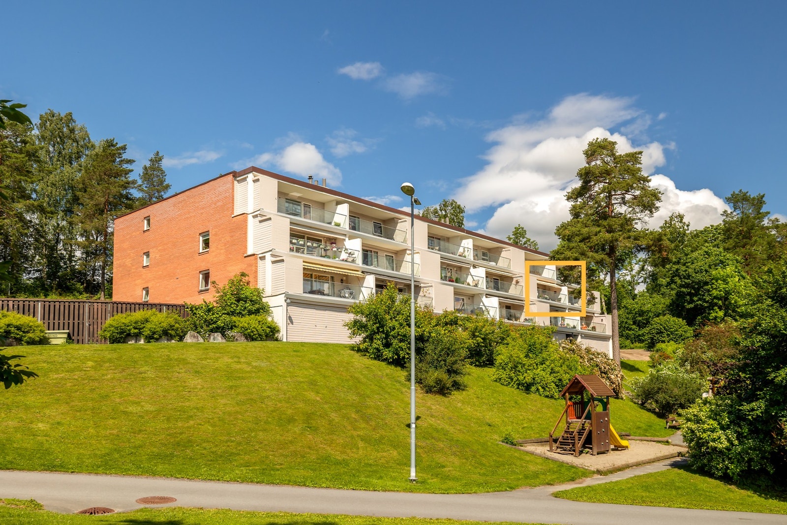 Furulia 18 har en fredelig og rolig beliggenhet i en blindvei. Her bor du godt tilbaketrukket i et veletablert boligområde, helt usjenert og uten innsyn, samtidig som du har kort vei til et bredt utvalg av servicetilbud og kollektivtransport. Galleribilde