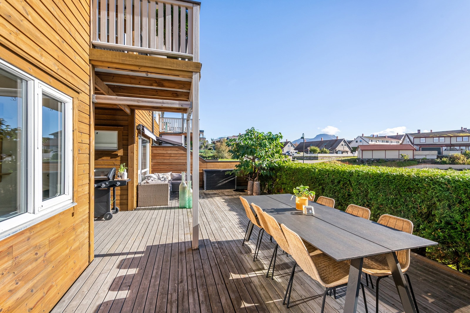 Fra terrassen er det fritt utsyn mot åsene og det grønne landskapet rundt. Galleribilde