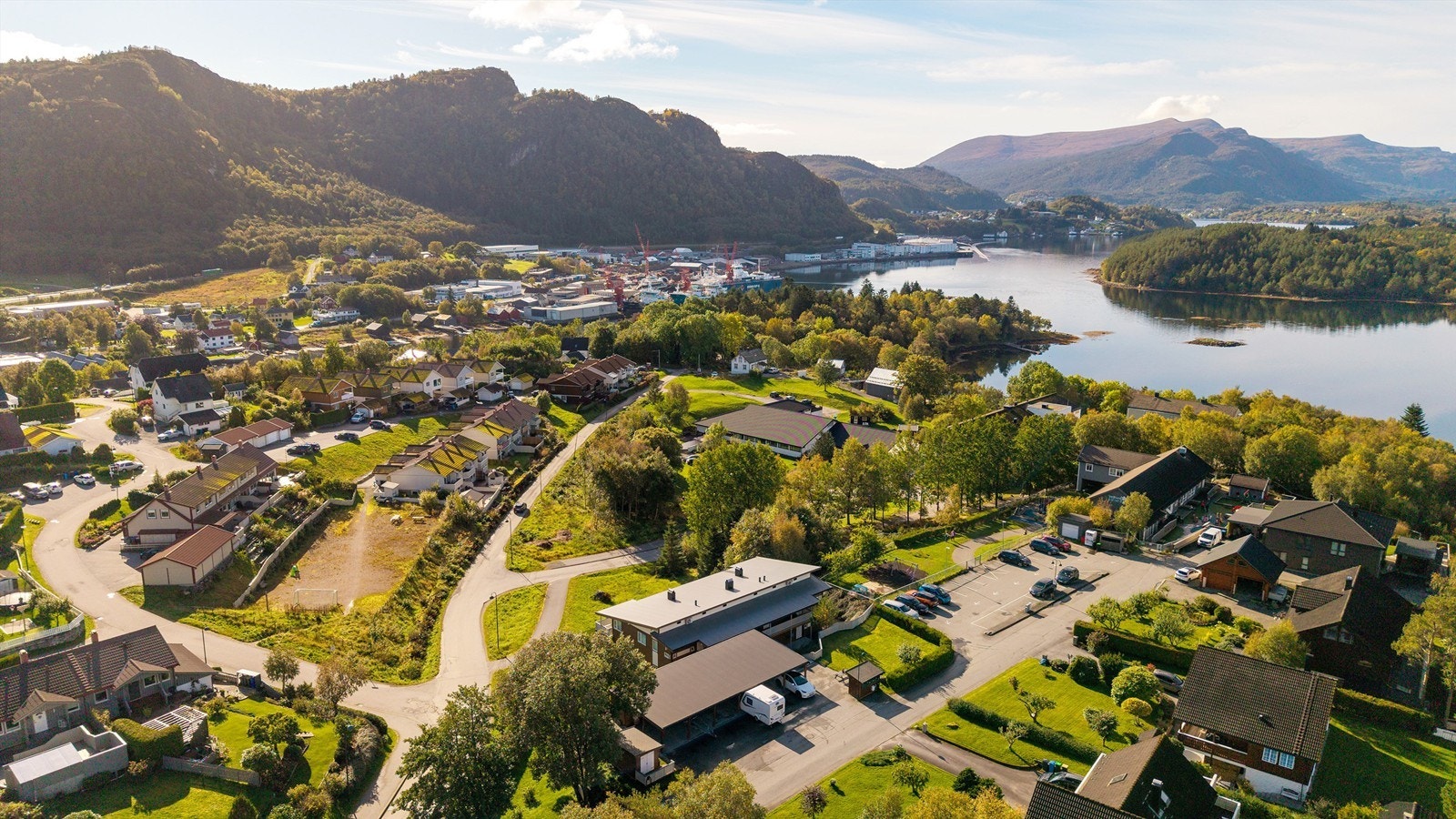 Kort vei ned til sjøen og populære friluftsområder på Stafsethneset med turstier og badeplass. Galleribilde