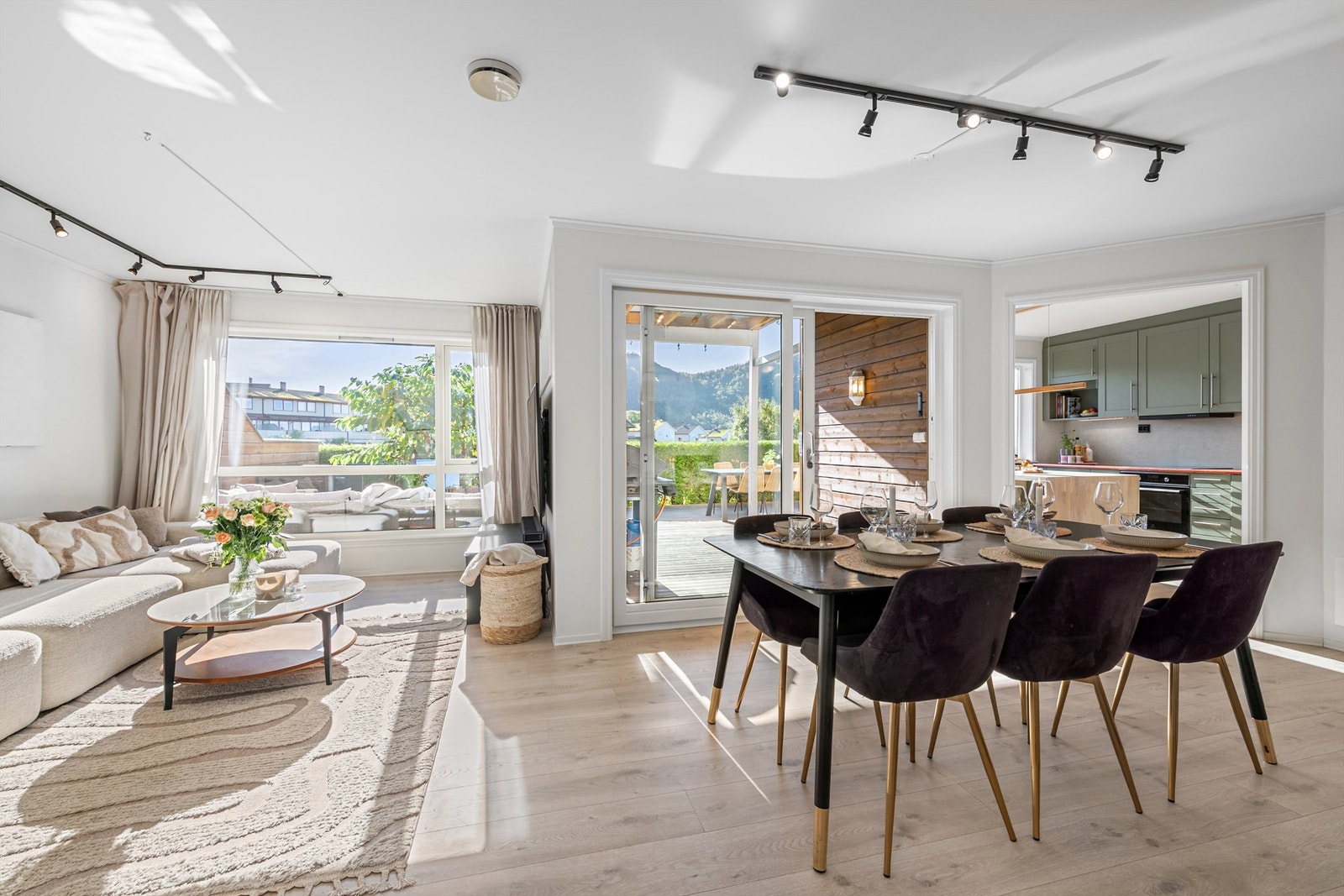 Lys og trivelig stue og kjøkken i dels åpen løsning som har godt med naturlig lysinnslitt fra store vindusflater mot syd
Foto: Stian Wiik Galleribilde