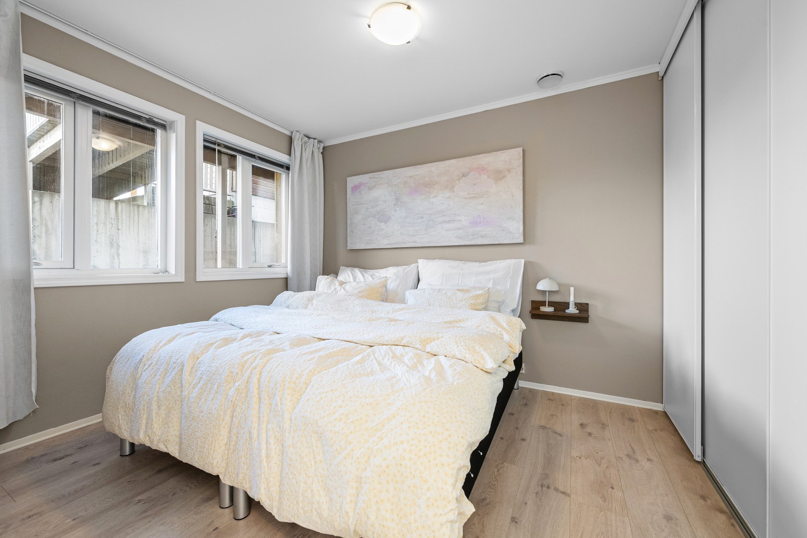 Hovedsoverom med en-stavs laminat fra 2020 og romslig skyvedørsgarderobe. Galleribilde