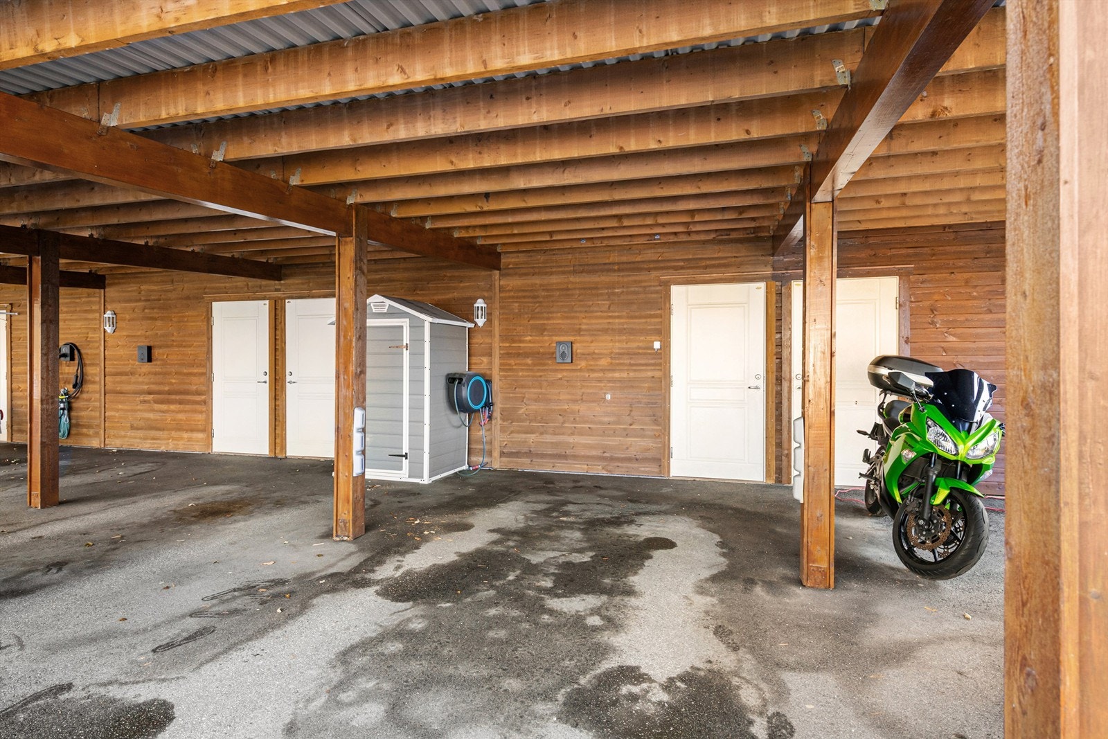 Leiligheten disponerer en parkeringsplass i felles carport samt en ekstern bod. Galleribilde