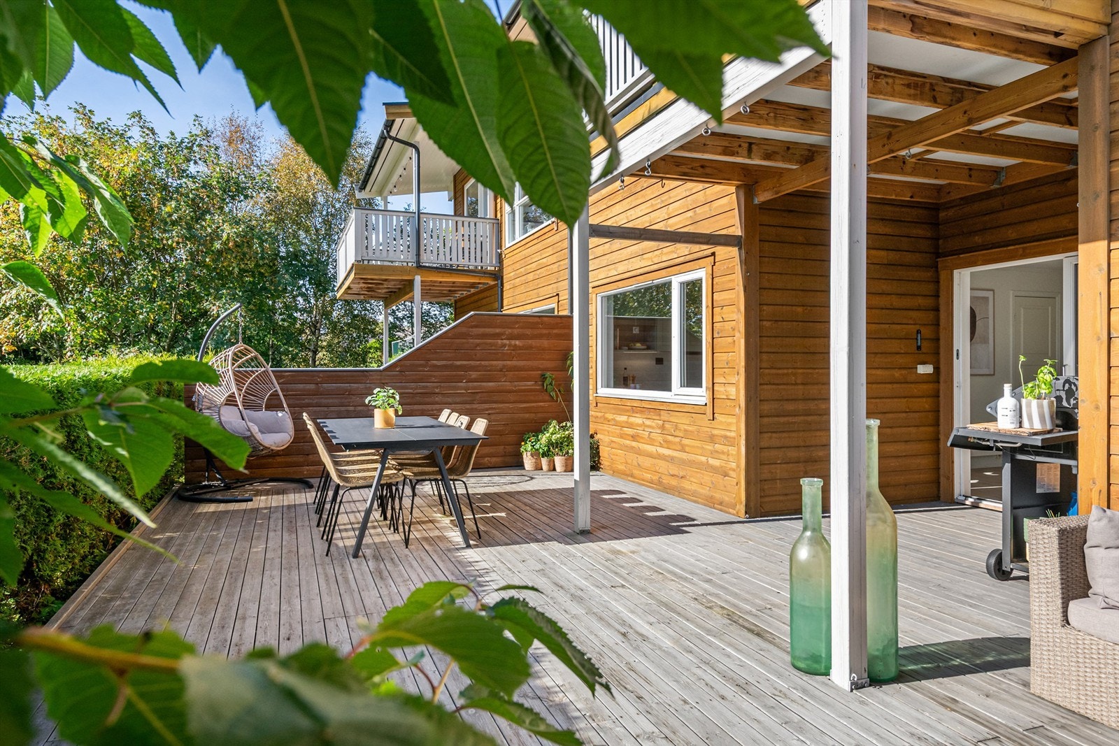Terrassebord i trekonstruksjon med god plass til variert utemøblering. Galleribilde