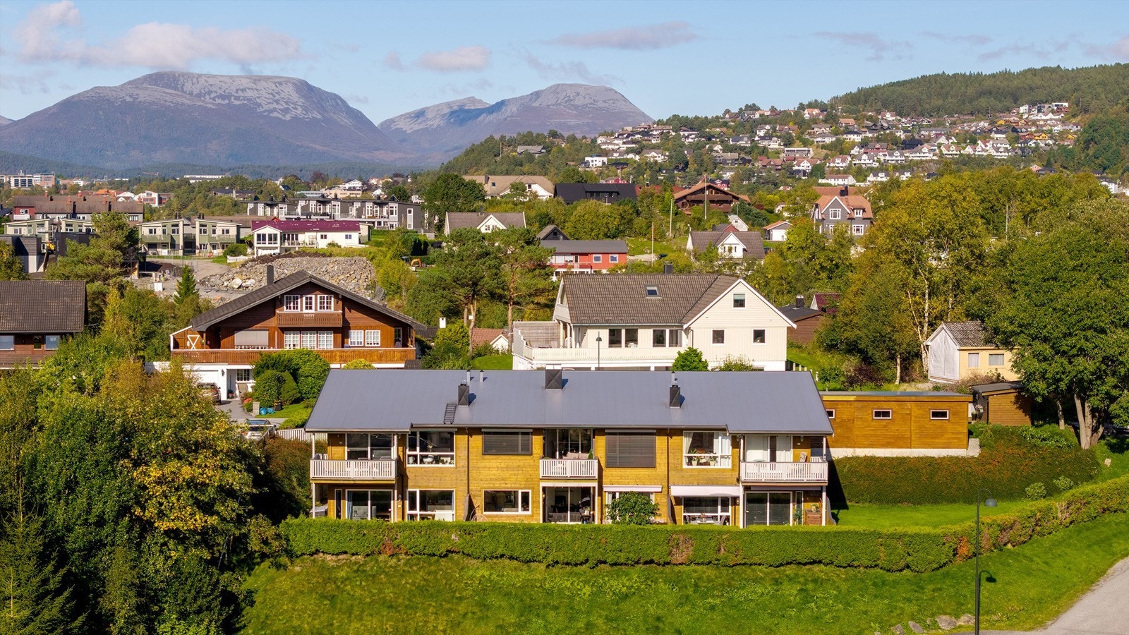 Leilighetsbygget fra 2005 har liggende trekledning og pulttak i trekonstruksjon. Galleribilde