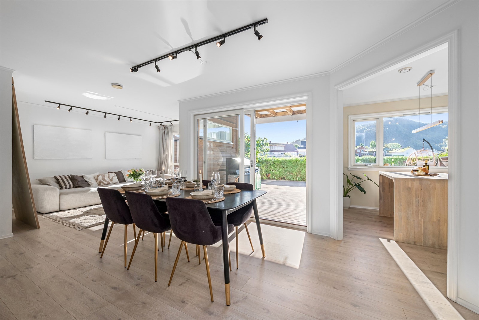 Fra spiseplassen er det direkte utgang til markterrassen via stor skyvedør. Galleribilde