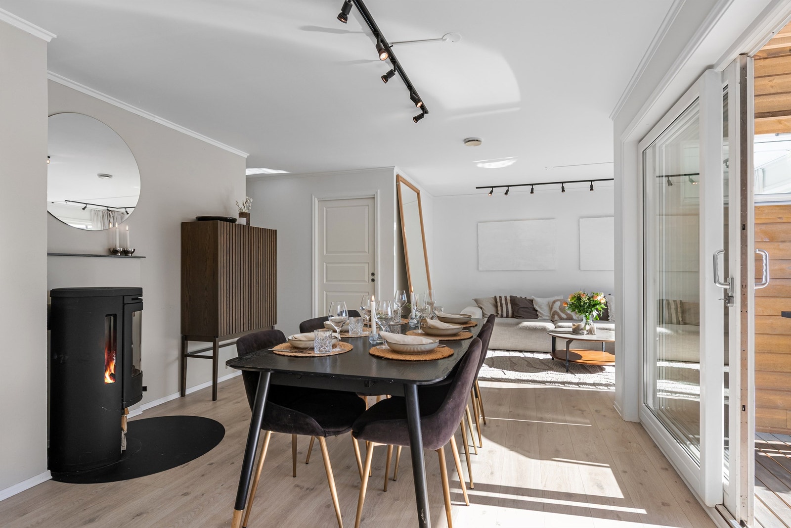 Det romslige oppholdsrommet har god plass til både langbord og sofagruppe. Galleribilde