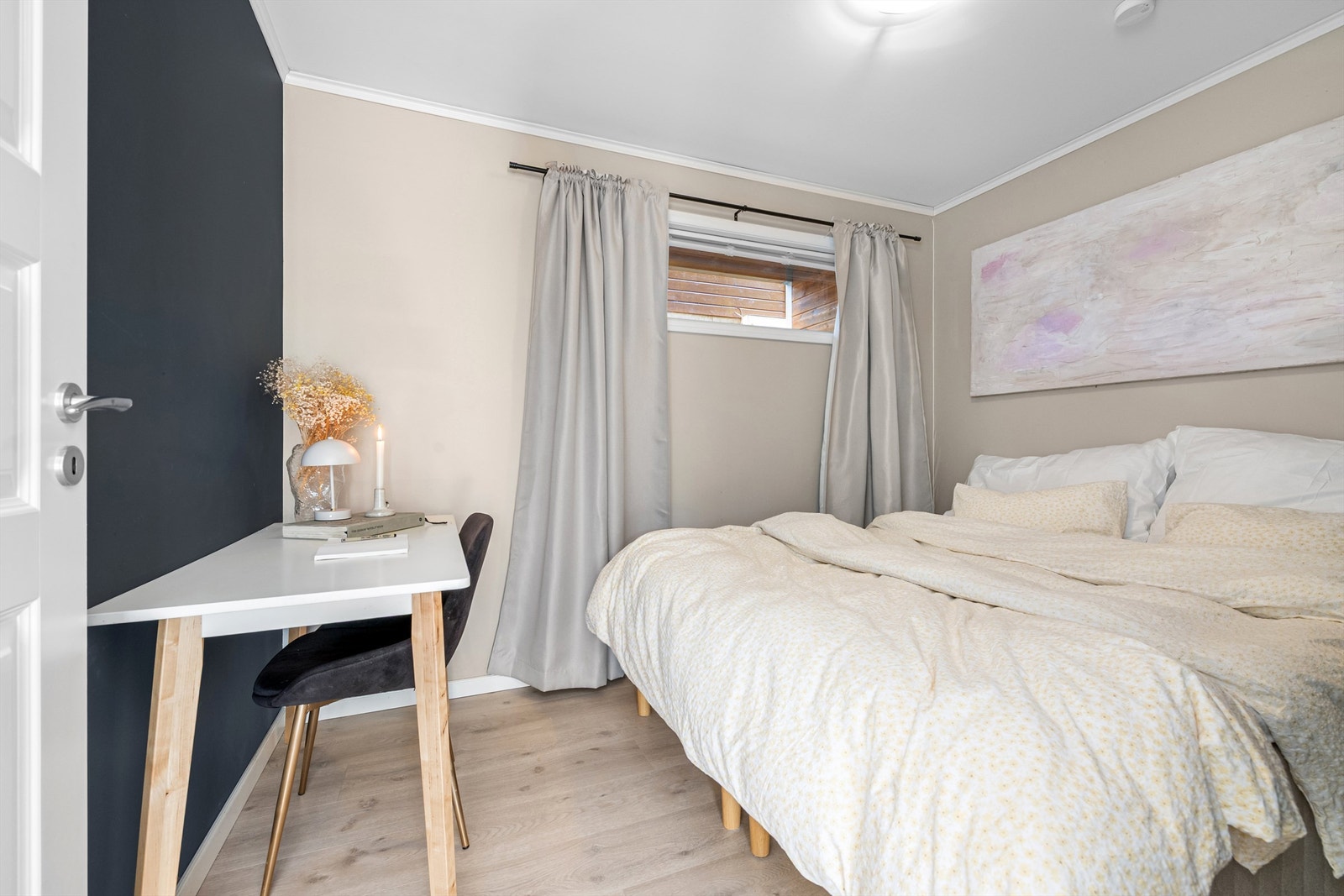 Soverom 2 har plass til seng og skrivebord, og er innredet med frittstående garderobeskap. Galleribilde