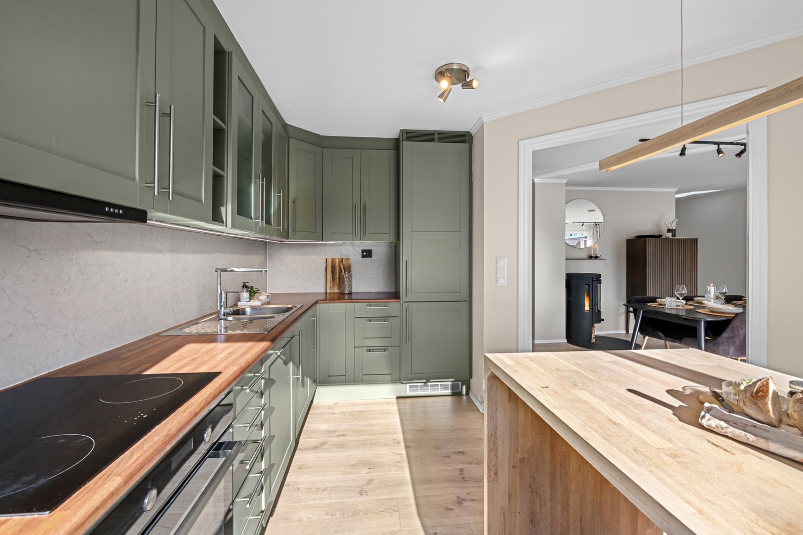 God benkeplass med laminert benkeplate, benkebelysning og integrerte hvitevarer. Galleribilde