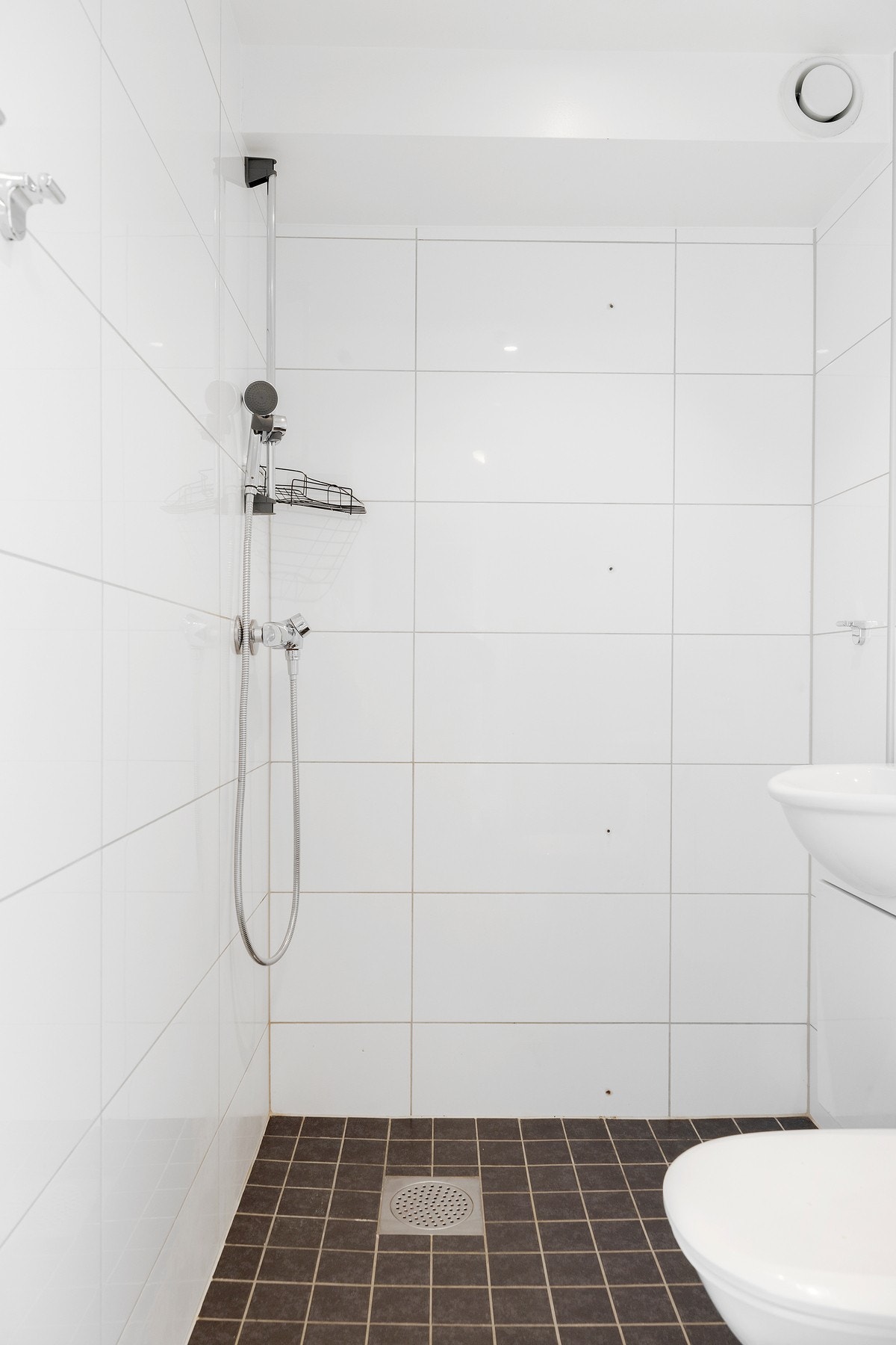 Helflislagt baderom med dusjnisje. Galleribilde