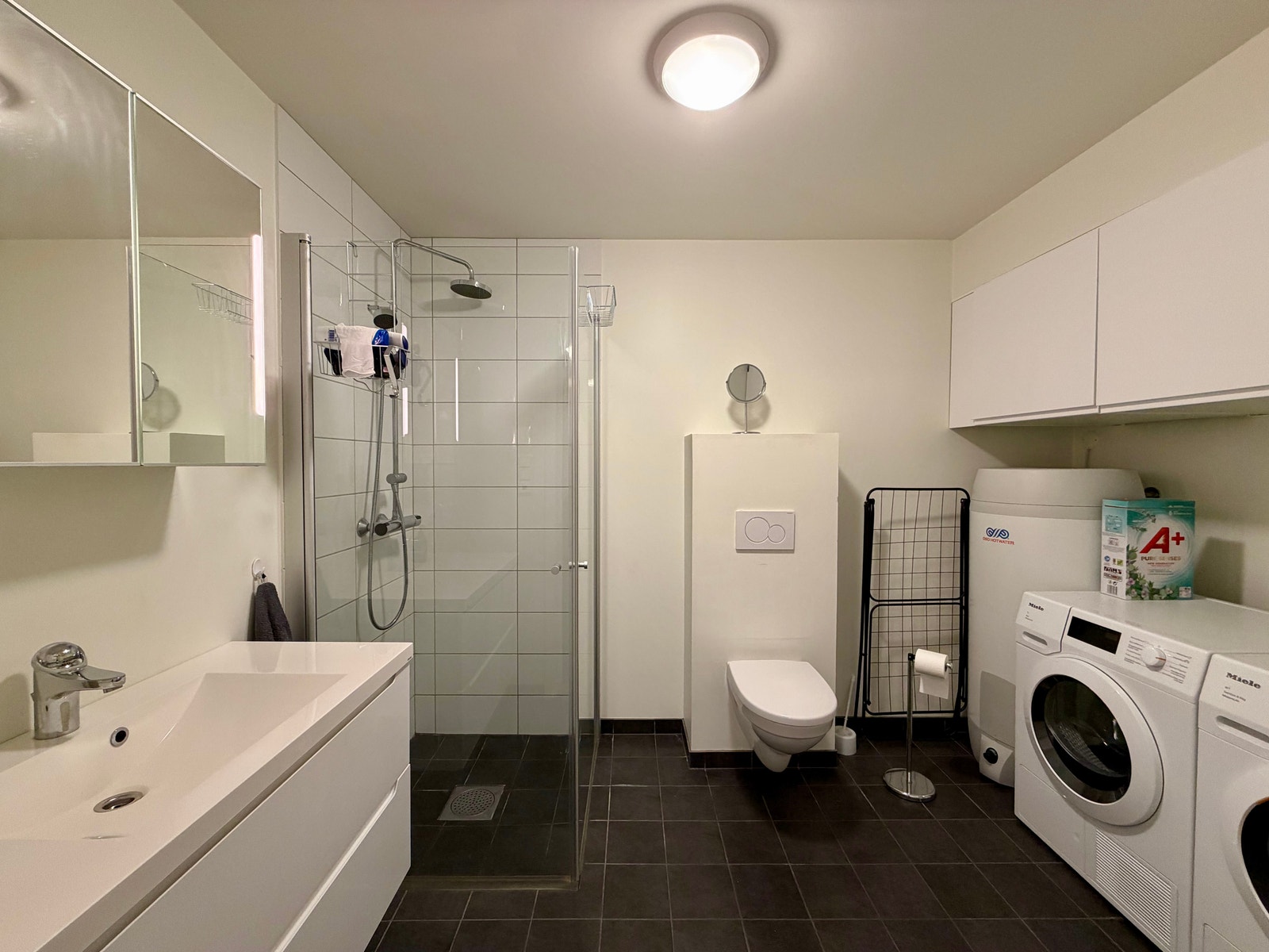 Pent bad med både vaskemaskin og tørketrommel i første etasje. Galleribilde