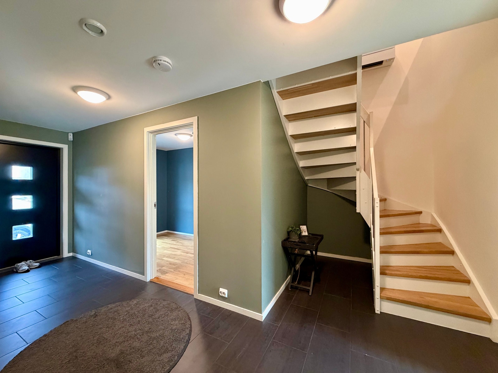 Romslig gang/éntre med skyvedørsgarderobe. Galleribilde