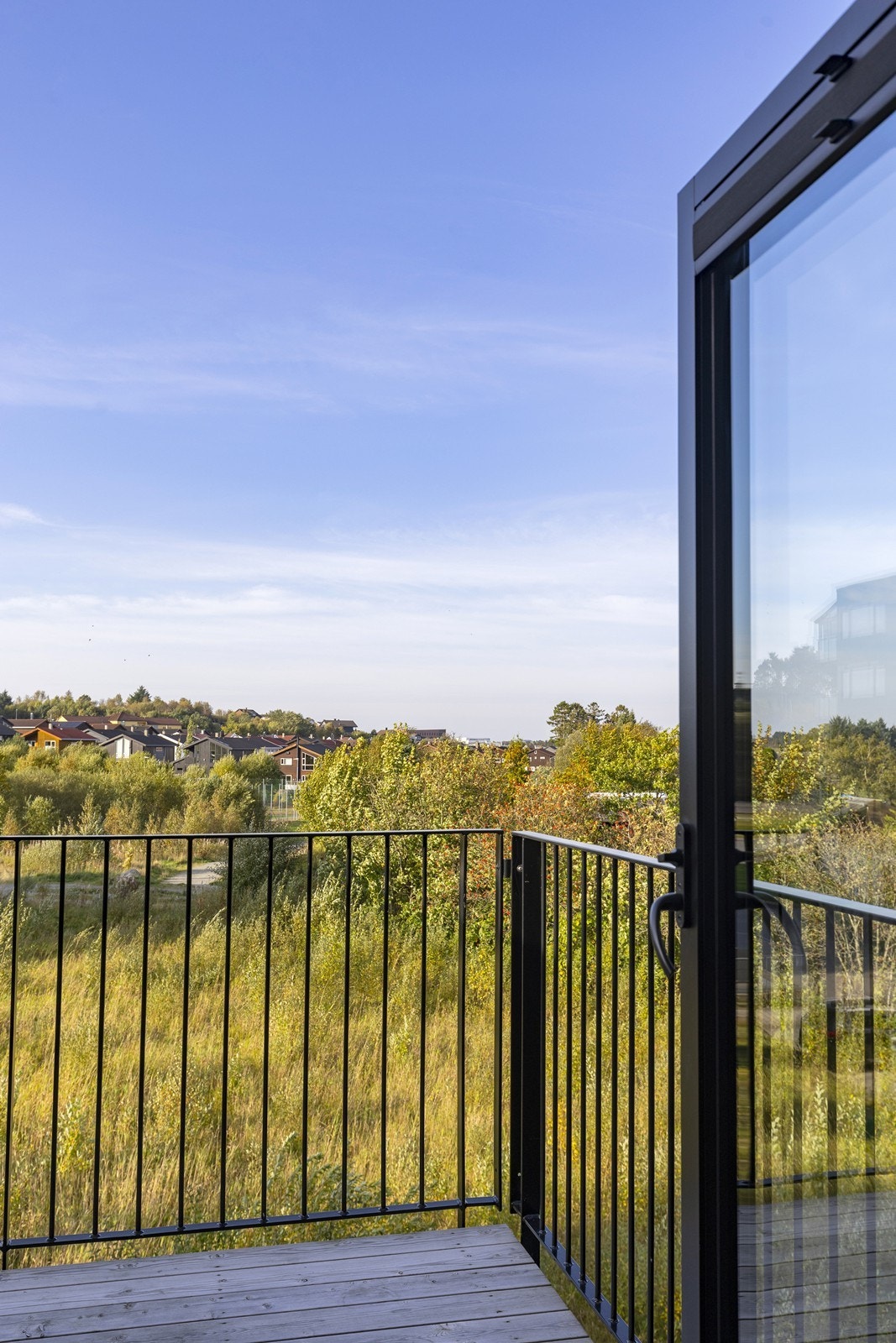 Minimalt med innsyn på balkongen grunnet sin fine plassering i 3.etasje. Galleribilde